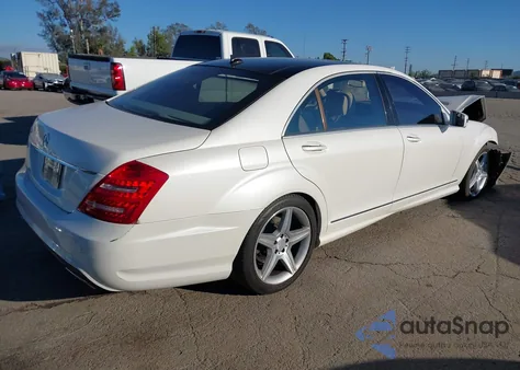 2010 Mercedes-Benz S 550 z USA, uszkodzony, nr VIN WDDNG7BB4AA346871